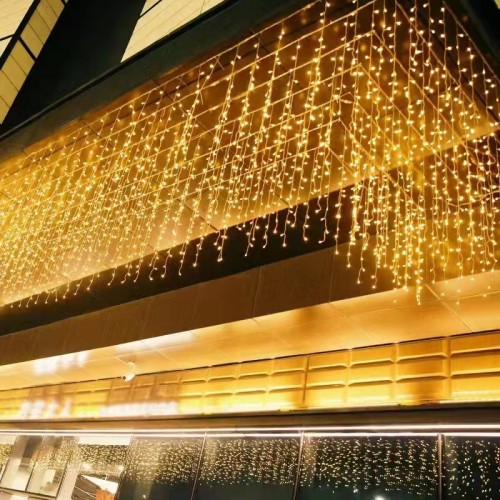 Cortina de luces LED cálidas de 3×2 m con 240 focos y conector de extensión. Ideal para decorar ventanas, fachadas o interiores con estilo navideño o festivo. Venta al por mayor
