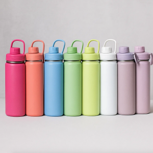 Termo liso de 720 ml, ideal para mantener tus bebidas frías o calientes por más tiempo. Colores variados. Venta por mayoreo