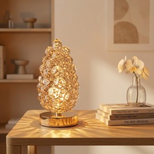 Lámpara decorativa navideña en forma de piña con base dorada, ideal para ambientar espacios durante la temporada. Venta por mayoreo