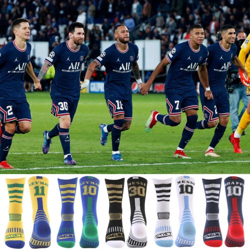 Calcetas de fútbol deportivas con diseño futbolero y colores llamativos. Ideales para entrenamientos, partidos y uso diario. Mundial 2026. Venta por mayoreo Calcetas de fútbol deportivas con diseño futbolero y colores llamativos. Ideales para entrenamientos, partidos y uso diario. Mundial 2026. Venta por mayoreo