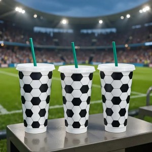 Vaso futbolero reutilizable con diseño de balón de fútbol y popote. Ideal para bebidas, fiestas, eventos deportivos y mundial 2026. Venta por mayoreo 8282.