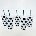Vaso futbolero reutilizable con diseño de balón de fútbol y popote. Ideal para bebidas, fiestas, eventos deportivos y mundial 2026. Venta por mayoreo 8282.