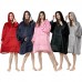 Sudadera manta oversize unisex con capucha y bolsillos, suave y calientita. Perfecta para mantenerse abrigado, ideal para casa o exteriores. colores variados, venta por mayoreo 882532