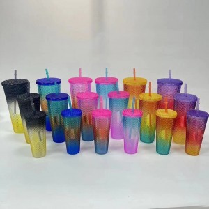 Vaso con acabado degradado multicolor, capacidad de 710ml. Incluye tapa y popote venta por mayoreo BWB-17108