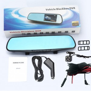 Espejo DVR para auto con pantalla de 4", grabación 1080P frontal y 720P trasera, ángulo trasero 110° y memoria expandible hasta 32GB. Venta por mayoreo