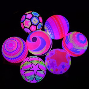 Pelota luminosa de PVC 22 cm que brilla en la oscuridad, ideal para fiestas, eventos nocturnos y juegos al aire libre.  diseño colorido y efecto fluorescente. Ideal para niños. Venta al por mayor  LX1-LD215