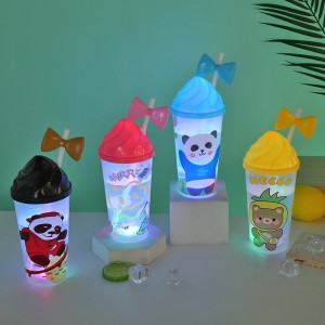 Vaso de plástico con popote de dibujos animados al por mayor 882958
