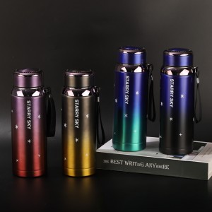 Luce un estilo moderno y mantén tus bebidas a la temperatura ideal con este termo degradado de acero inoxidable, diseñado con acabado brillante tipo galaxia y tapa hermética. Venta al por mayor CL-SD1226