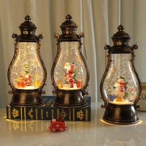 Farol navideño estilo linterna antigua con figuras navideñas y nieve simulada. Luz LED cálida. Venta por mayoreo 883097