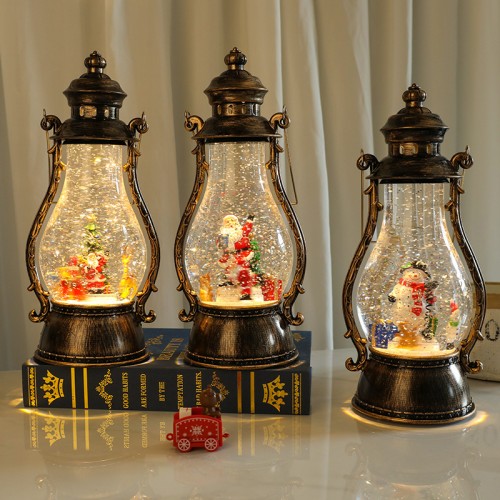 Farol navideño estilo linterna antigua con figuras navideñas y nieve simulada. Luz LED cálida. Venta por mayoreo 883097