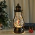 Farol navideño estilo linterna antigua con figuras navideñas y nieve simulada. Luz LED cálida. Venta por mayoreo 883097