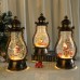 Farol navideño estilo linterna antigua con figuras navideñas y nieve simulada. Luz LED cálida. Venta por mayoreo 883097