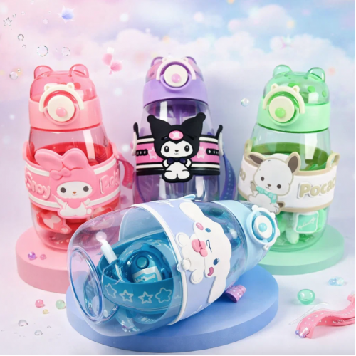 Vaso infantil Sanrio de 600 ml con diseños variados de dibujos animados, con popote integrado y tapa hermética, ideal para niños, escuela y uso diario. Venta por mayoreo 3162