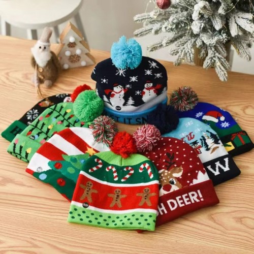 Gorros navideños tejidos con diseños divertidos y luces LED integradas. Perfectos para fiestas, posadas y regalos. Venta por mayoreo 883192 
