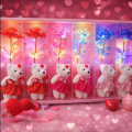 Flor decorativa de papel holográfico con iluminación LED integrada y osito tierno. Ideal como regalo romántico para San Valentín, aniversarios, cumpleaños o detalles. Venta por mayoreo 3421