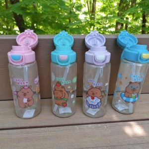 Botella de agua de plástico de Capibara para niños 750ml al por mayor 883495