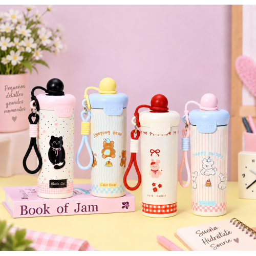 Termo con correa en diseños de niños variados, ideal para llevar bebidas en el uso diario. Venta por mayoreo