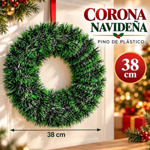 Corona navideña de pino de plástico de 38 cm, ideal para decorar puertas, paredes y espacios en temporada navideña. Venta por mayoreo
