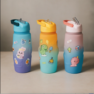 Botella deportiva de 600 ml con stickers de diseño infantil y dibujos animados, con boquilla práctica para beber y tapa. Ideal para la escuela, actividades deportivas o uso diario. Venta por mayoreo 922