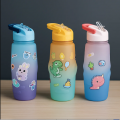 Botella deportiva de 600 ml con stickers de diseño infantil y dibujos animados, con boquilla práctica para beber y tapa. Ideal para la escuela, actividades deportivas o uso diario. Venta por mayoreo 922