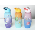 Botella deportiva de 600 ml con stickers de diseño infantil y dibujos animados, con boquilla práctica para beber y tapa. Ideal para la escuela, actividades deportivas o uso diario. Venta por mayoreo 922
