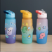 Botella deportiva de 600 ml con stickers de diseño infantil y dibujos animados, con boquilla práctica para beber y tapa. Ideal para la escuela, actividades deportivas o uso diario. Venta por mayoreo 922