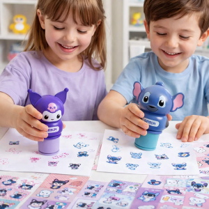Sello infantil Magic Cute con diseños de Stitch y Kuromi. Incluye múltiples estampas para decorar cuadernos, hojas, tareas y manualidades. Regalo para niños. Venta por mayoreo AL-001048