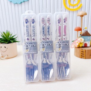 Set infantil de cuchara y tenedor con diseño Labubu. Ideal para escuela, viajes, lunch o uso diario. Venta por mayoreo AL-001061.