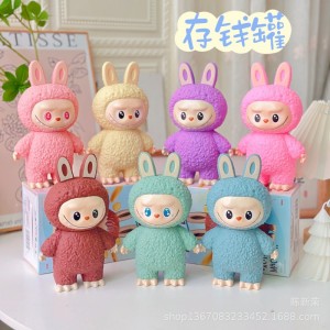 Alcancía Labubu acabado tipo peluche rígido. Ideal para que los niños aprendan a ahorrar de forma divertida. Perfecta como regalo infantil, decoración. Venta por mayoreo AL-001062.