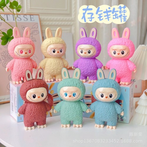 Alcancía Labubu acabado tipo peluche rígido. Ideal para que los niños aprendan a ahorrar de forma divertida. Perfecta como regalo infantil, decoración. Venta por mayoreo AL-001062.