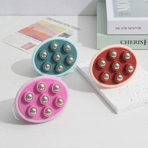 Masajeador manual corporal con siete esferas metálicas, agarre posterior y colores variados. Venta por mayoreo