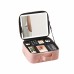 Cosmetiquera portátil con espejo iluminado con luz LED. Diseño moderno, recargable por USB y compartimentos ajustables. Ideal para maquillaje o viaje. Venta por mayoreo BH-21304