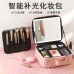 Cosmetiquera portátil con espejo iluminado con luz LED. Diseño moderno, recargable por USB y compartimentos ajustables. Ideal para maquillaje o viaje. Venta por mayoreo BH-21304