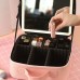 Cosmetiquera portátil con espejo iluminado con luz LED. Diseño moderno, recargable por USB y compartimentos ajustables. Ideal para maquillaje o viaje. Venta por mayoreo BH-21304