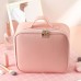 Cosmetiquera portátil con espejo iluminado con luz LED. Diseño moderno, recargable por USB y compartimentos ajustables. Ideal para maquillaje o viaje. Venta por mayoreo BH-21304