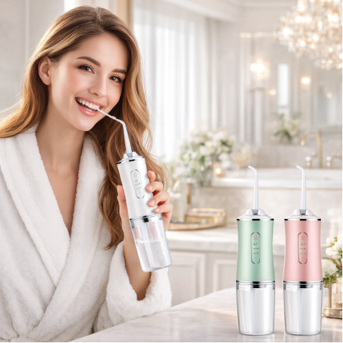 Irrigador bucal eléctrico portátil ideal para una limpieza dental profunda y eficaz. Ayuda a eliminar restos de comida y placa entre dientes y encías. Con boquillas intercambiables y cable de carga. Venta por mayoreo BH-21309 Irrigador bucal eléctrico portátil ideal para una limpieza dental profunda y eficaz. Ayuda a eliminar restos de comida y placa entre dientes y encías. Con boquillas intercambiables y cable de carga. Venta por mayoreo BH-21309