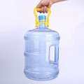 Asa multifuncional para levantar y transportar garrafones de agua de forma segura y cómoda. Diseño ergonómico, resistente y reutilizable que reduce el esfuerzo al cargar. Venta por mayoreo BH-21315
