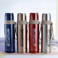 Termo de acero inoxidable de 750 ml ideal para mantener bebidas frías o calientes por más tiempo. Diseño resistente y portátil, perfecto para uso diario, viajes y deportes. Venta al por mayor
