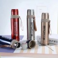 Termo de acero inoxidable de 750 ml ideal para mantener bebidas frías o calientes por más tiempo. Diseño resistente y portátil, perfecto para uso diario, viajes y deportes. Venta al por mayor