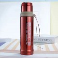 Termo de acero inoxidable de 750 ml ideal para mantener bebidas frías o calientes por más tiempo. Diseño resistente y portátil, perfecto para uso diario, viajes y deportes. Venta al por mayor