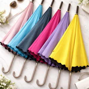 Sombrilla ideal para dama con filtro negro interior y diseño con olan, estructura de 8 varillas resistentes. Protección contra sol y lluvia. Venta por mayoreo modelo 0148