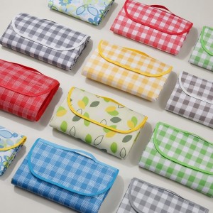 Tapete para picnic de 2 × 3 metros con diseño plegable, asa integrada. Presentaciones en colores y estampados surtidos. Venta por mayoreo