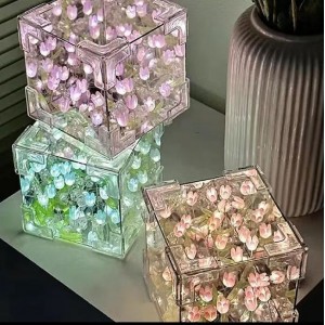 Lámpara decorativa en forma de cubo con tulipanes iluminados, conectada por USB. Tamaño 10×10 cm. Modelo CL-3003-1. Venta al por mayor