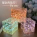 Lámpara decorativa en forma de cubo con tulipanes iluminados, conectada por USB. Tamaño 10×10 cm. Modelo CL-3003-1. Venta al por mayor Lámpara decorativa en forma de cubo con tulipanes iluminados, conectada por USB. Tamaño 10×10 cm. Modelo CL-3003-1. Venta al por mayor