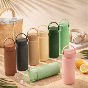 Termo de gran capacidad de 33 oz (1000 ml) para mantener bebidas frías o calientes con tapa hermética y asa superior para fácil transporte. Ideal para uso diario, gimnasio, escuela, oficina, viajes y actividades al aire libre. Venta al por mayor.