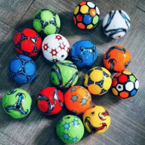 Balón de fútbol tamaño 5 con diseños y colores variados ideal para entrenamiento o recreación. Modelos surtidos. Venta por mayoreo CL-C611