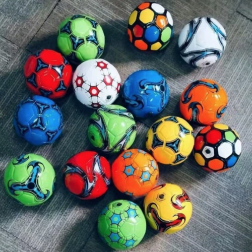 Balón de fútbol tamaño 5 con diseños y colores variados ideal para entrenamiento o recreación. Modelos surtidos. Venta por mayoreo CL-C611