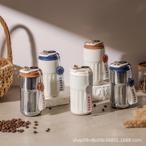 Luce con estilo mientras disfrutas de tu bebida favorita con este termo elegante tipo café, fabricado en acero inoxidable y con tapa hermética que evita derrames. Ideal para café, té o agua en la oficina, viajes o escuela. Venta al por mayor CL-HN136A 