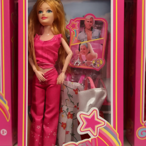 Muñeca fashion estilo “Pink Day” con outfit rosa y accesorios incluidos, regalos para niñas. Presentación en caja, perfecta para venta y exhibición. Modelo CL-HS-052B3. Venta por mayoreo