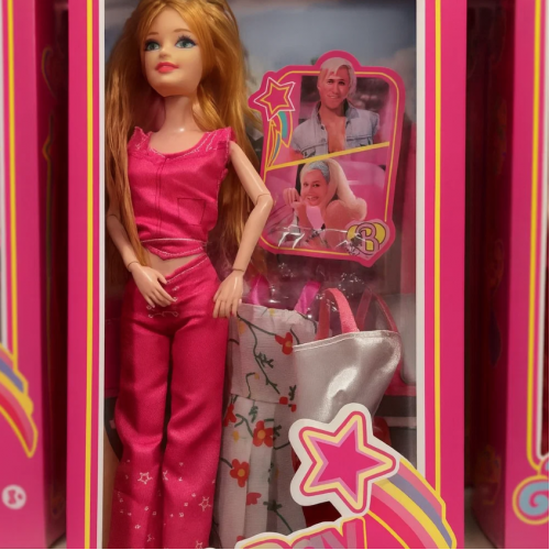 Muñeca fashion estilo “Pink Day” con outfit rosa y accesorios incluidos, regalos para niñas. Presentación en caja, perfecta para venta y exhibición. Modelo CL-HS-052B3. Venta por mayoreo Muñeca fashion estilo “Pink Day” con outfit rosa y accesorios incluidos, regalos para niñas. Presentación en caja, perfecta para venta y exhibición. Modelo CL-HS-052B3. Venta por mayoreo